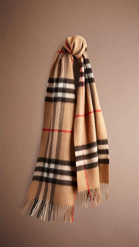 burberry schal wollweiß|The Burberry Scarf .